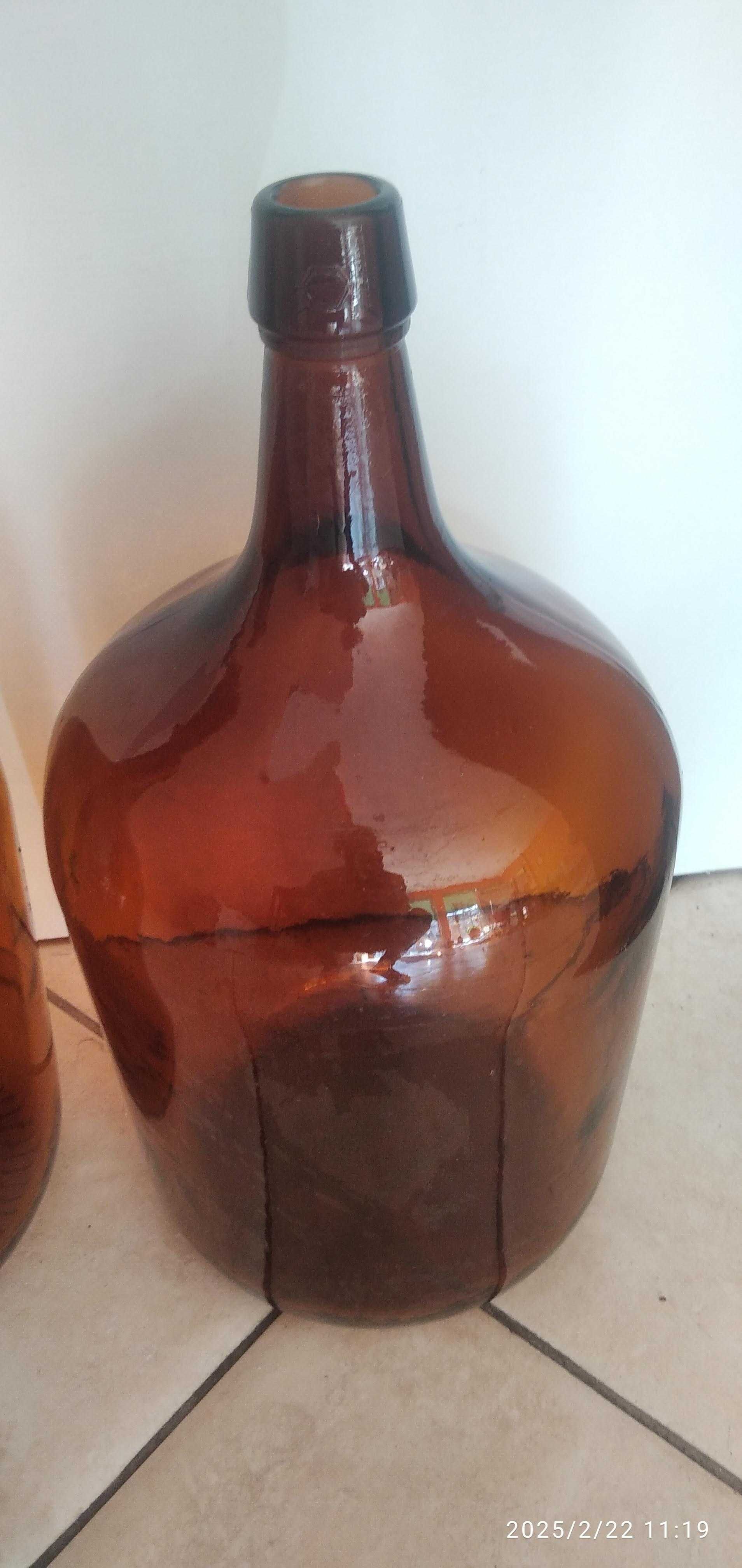 Garrafões de vidro castanho para decoração