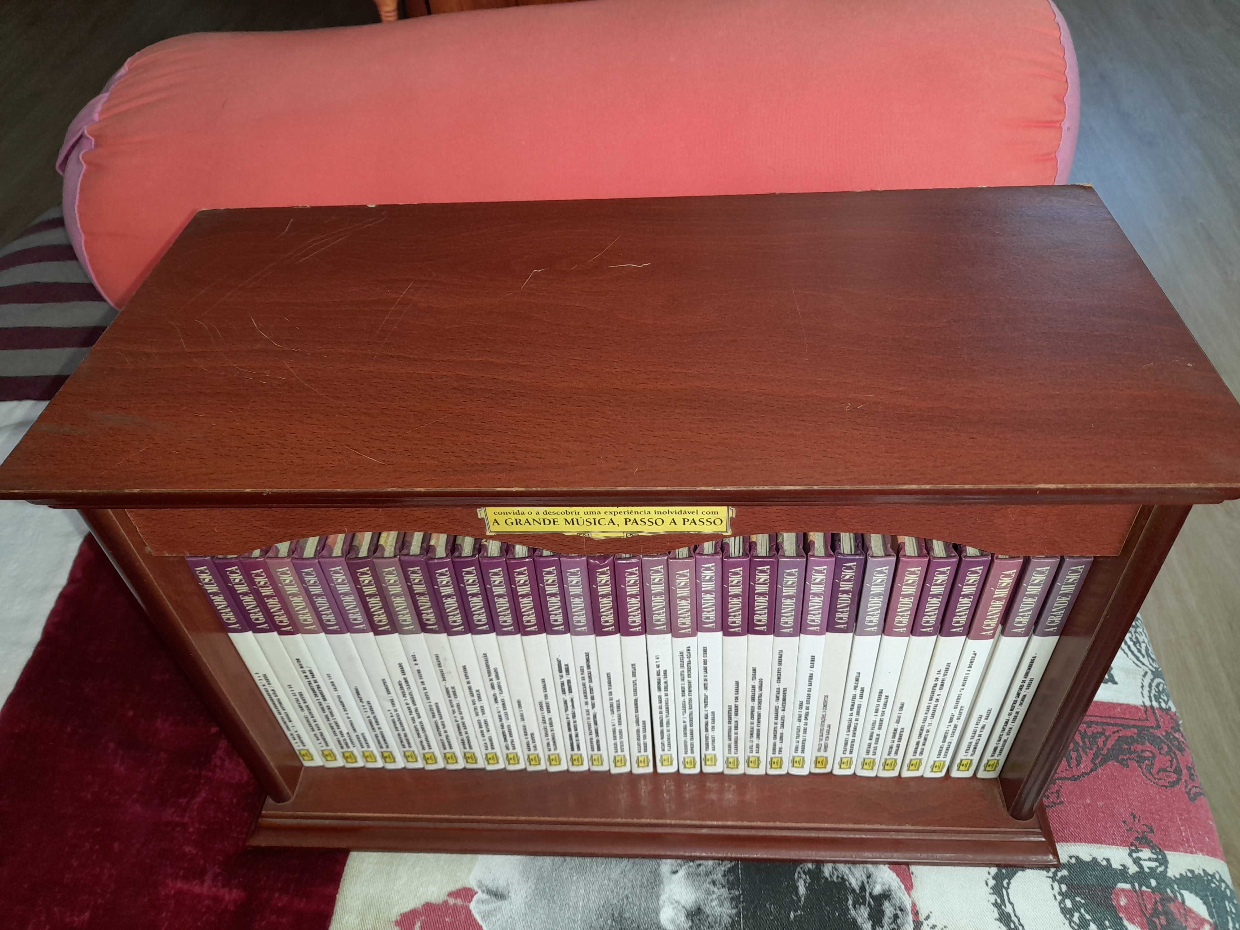Coleção da grande musica clássica ,32 cds+ livro + móvel