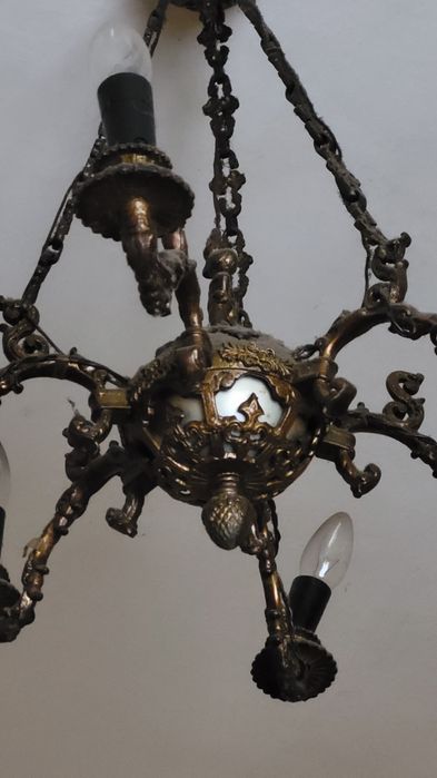 Żerandol mosiężny z figurką chłopca