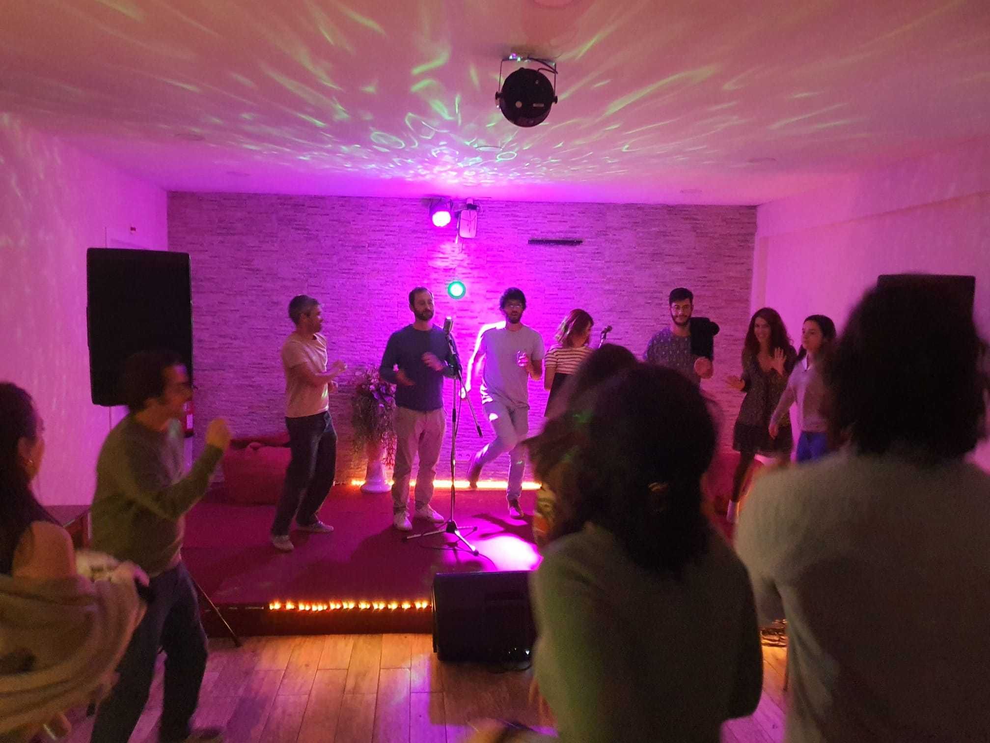 Negócio à venda restaurante equipado com karaokê e espaço de eventos.