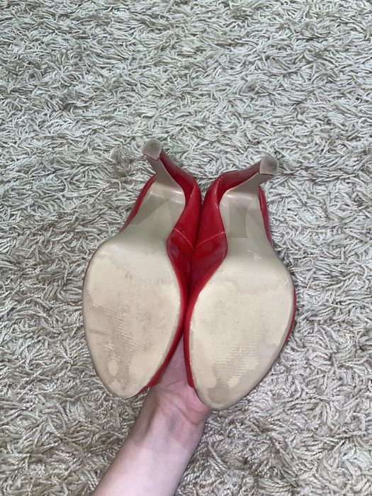 Каблуки червоні.