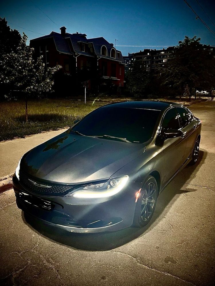 Chrysler 200   S