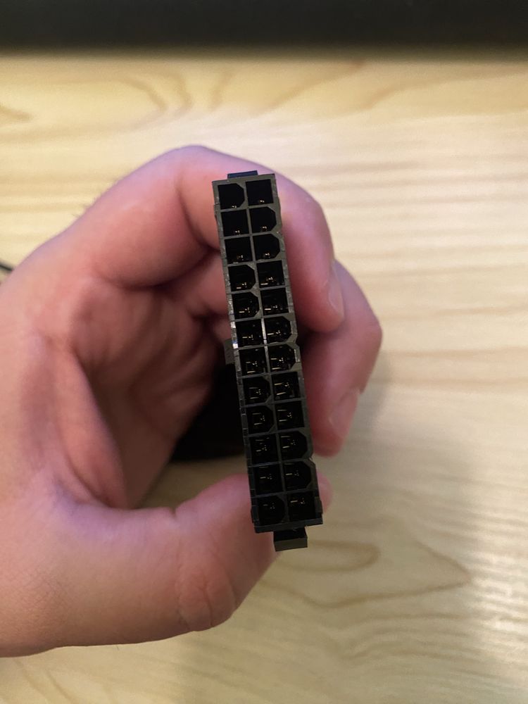 Для блока живлення кабель 24 pin