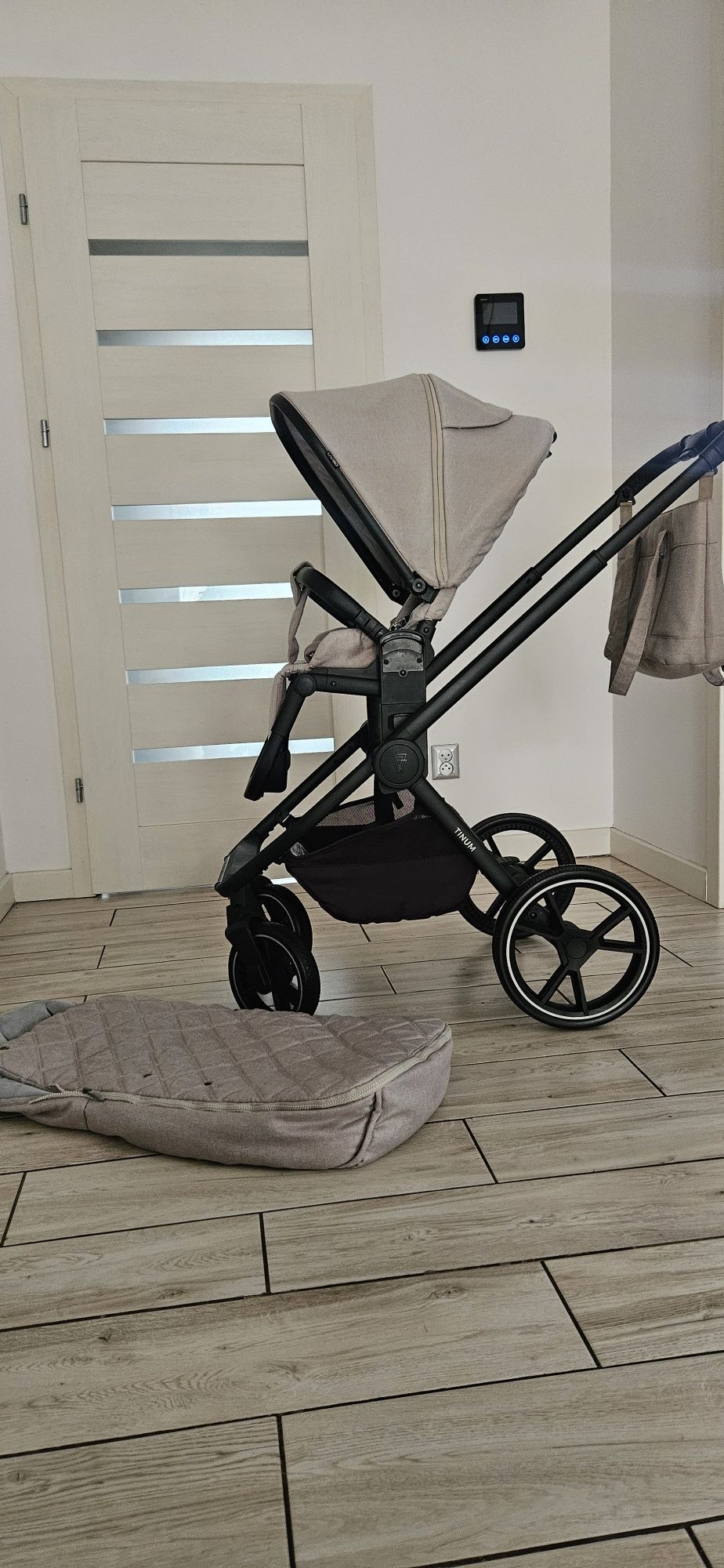 Wózek Venicci Tinum 2 0 w wersji 2w1 lub 4w1 z Cybex I bazą obrotową