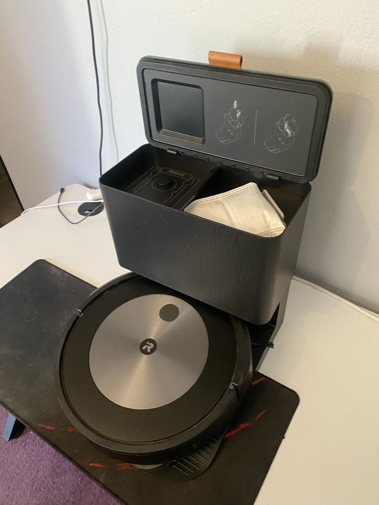 Robot sprztajacy iRobot j7 ze stacja Clean Base