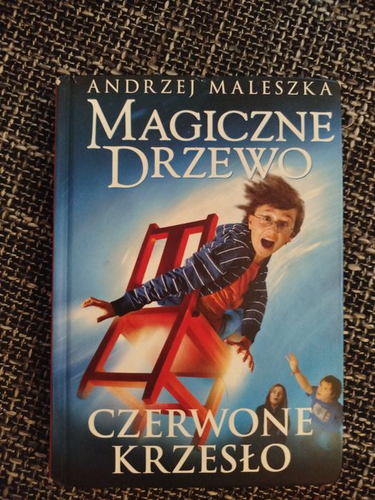 Magiczne drzewo,czerwone krzesło