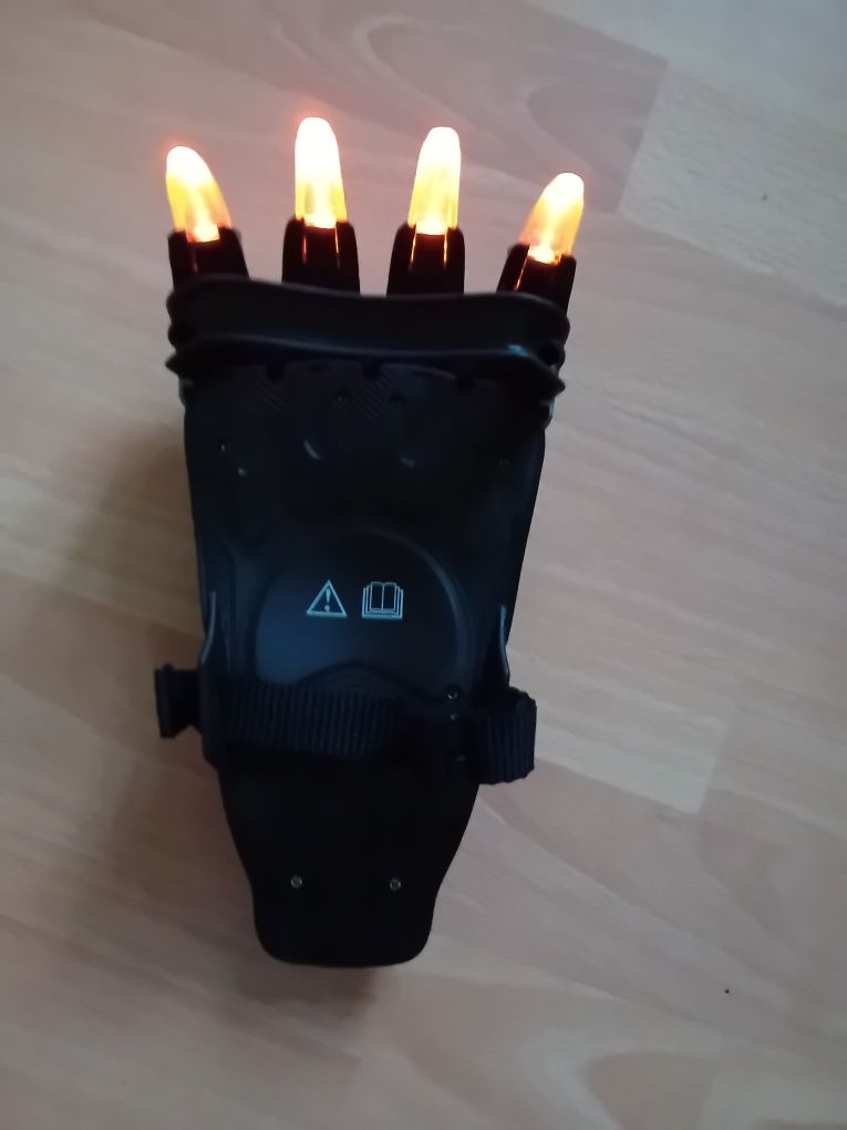 Czarna pantera rękawica z pazurami