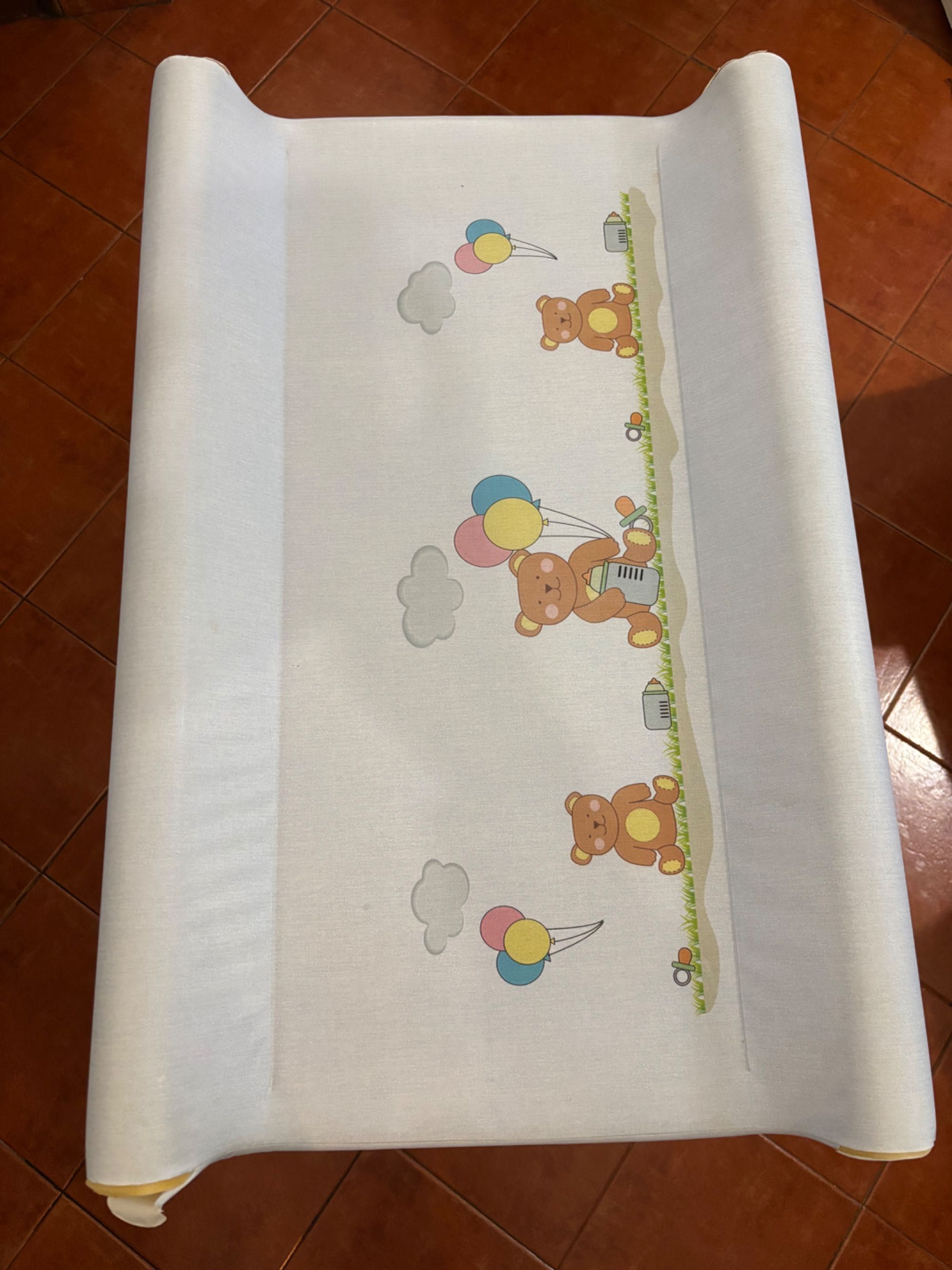 Muda fraldas com banheira em muito bom estado