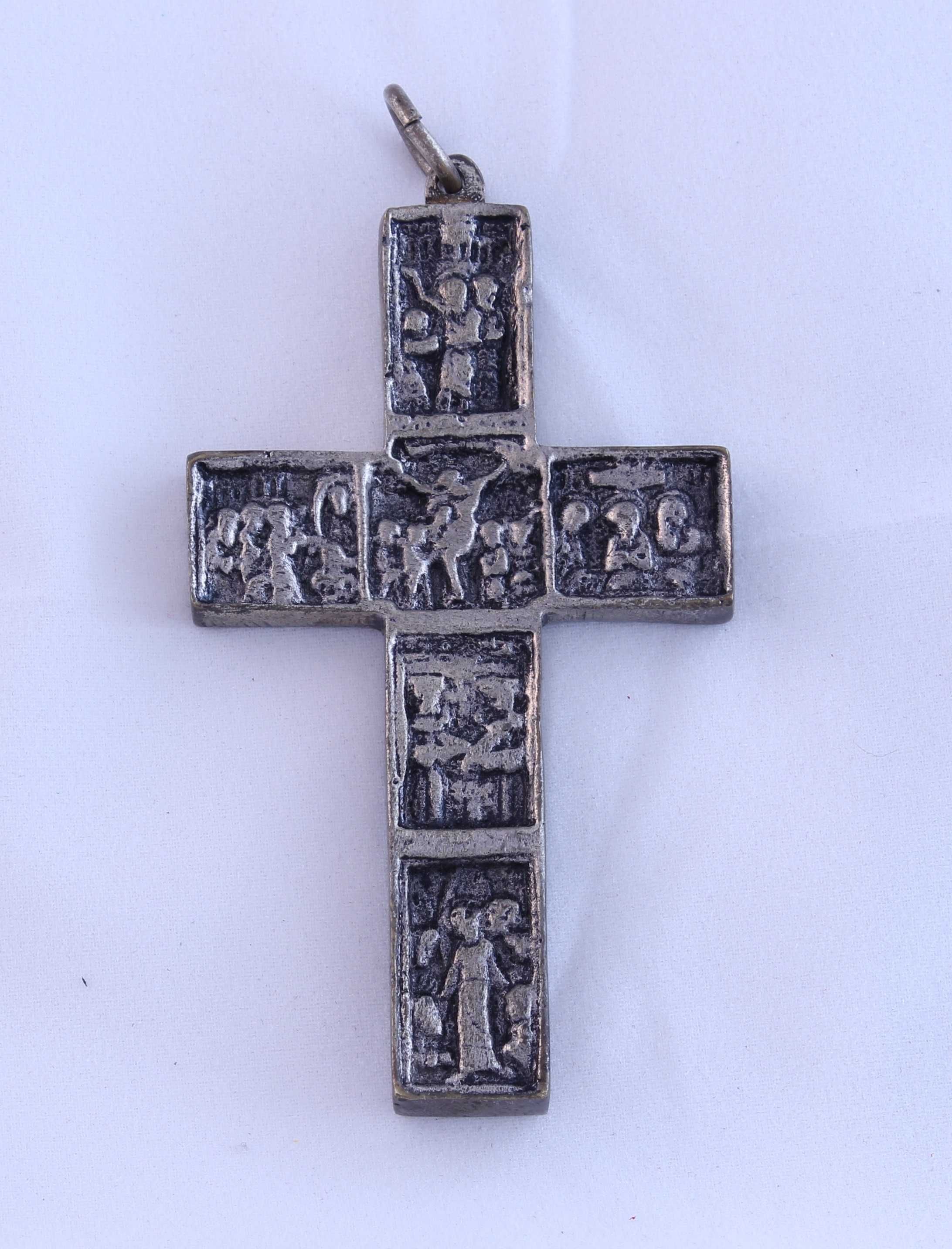 Cruxifixo em latão com banho prateado