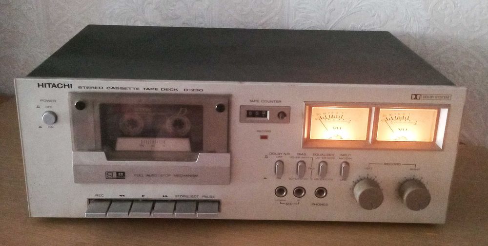 Hitachi D-230 Кассетная стерео дека