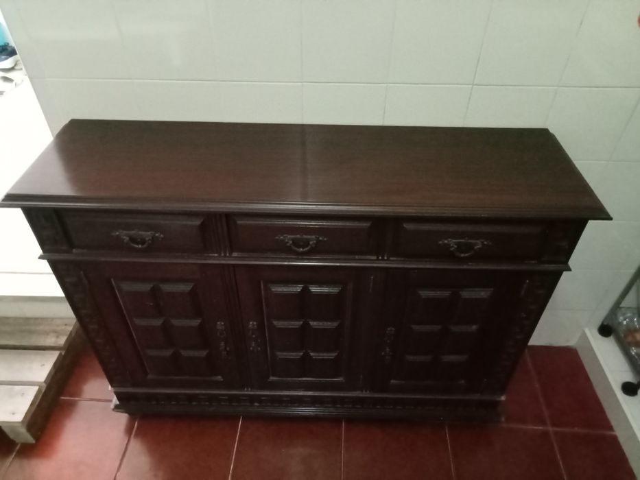 Móvel em mogno. 1,24 comp, 0,90 altura 0,34 fundo. Oferta microondas