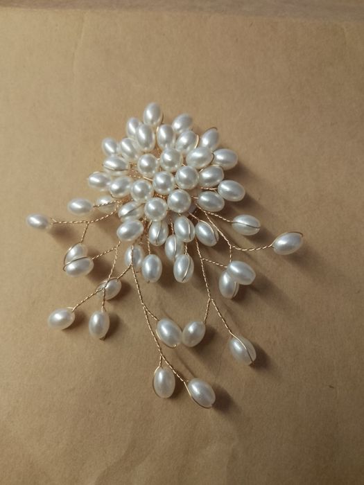 Broszka z perełkami