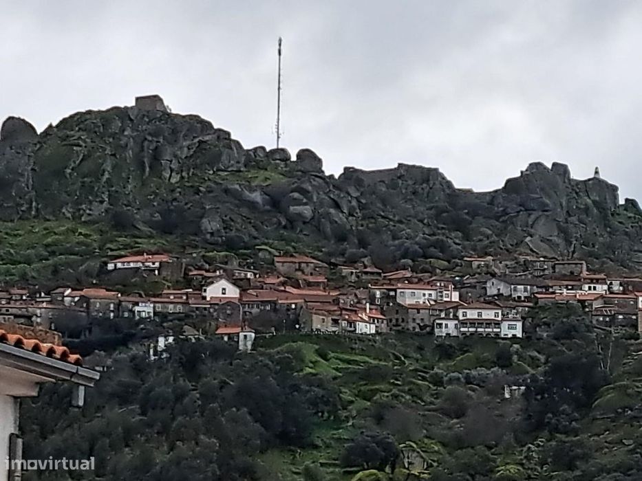 Moradia em plena Aldeia de Monsanto com terraço e vista para a históri