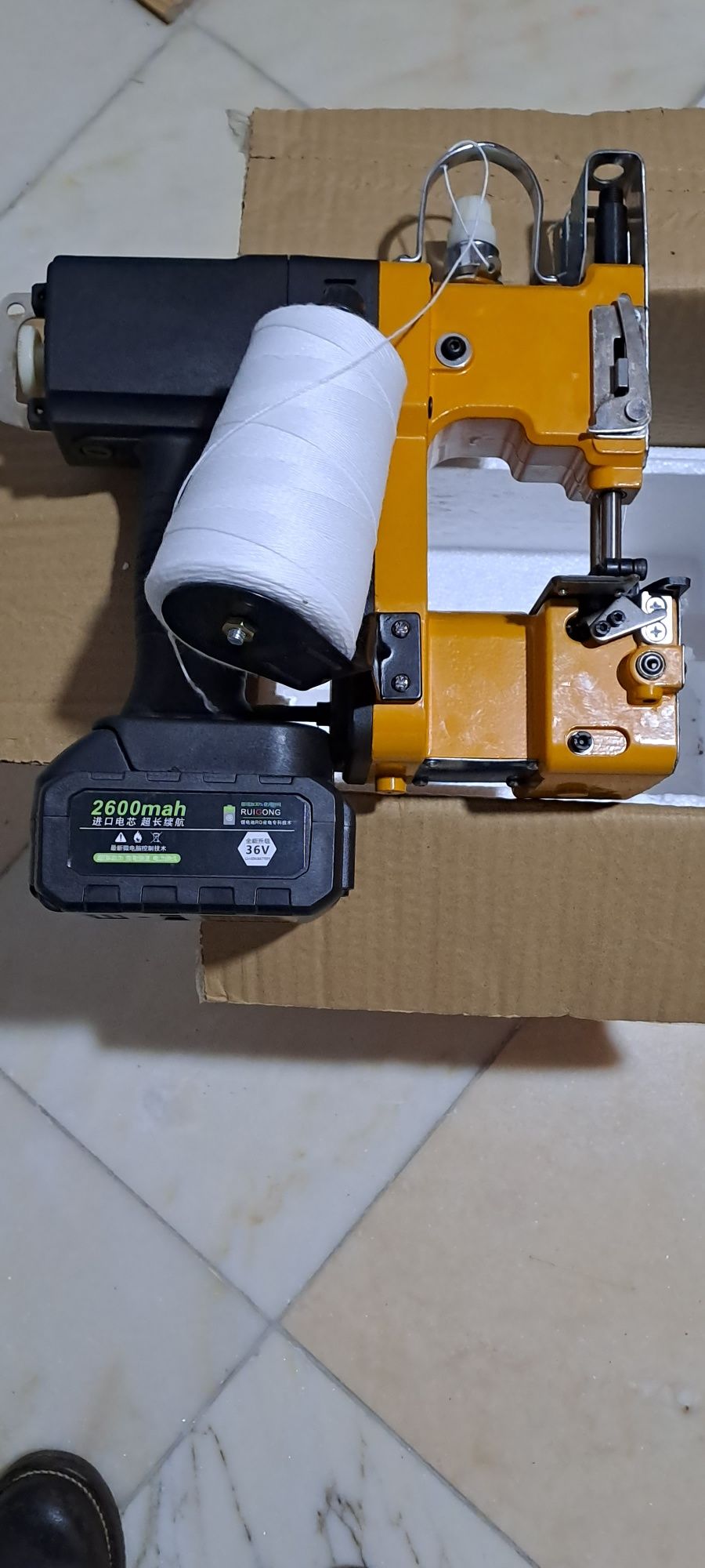 Máquina NOVA portátil para coser todo o tipo de sacos.