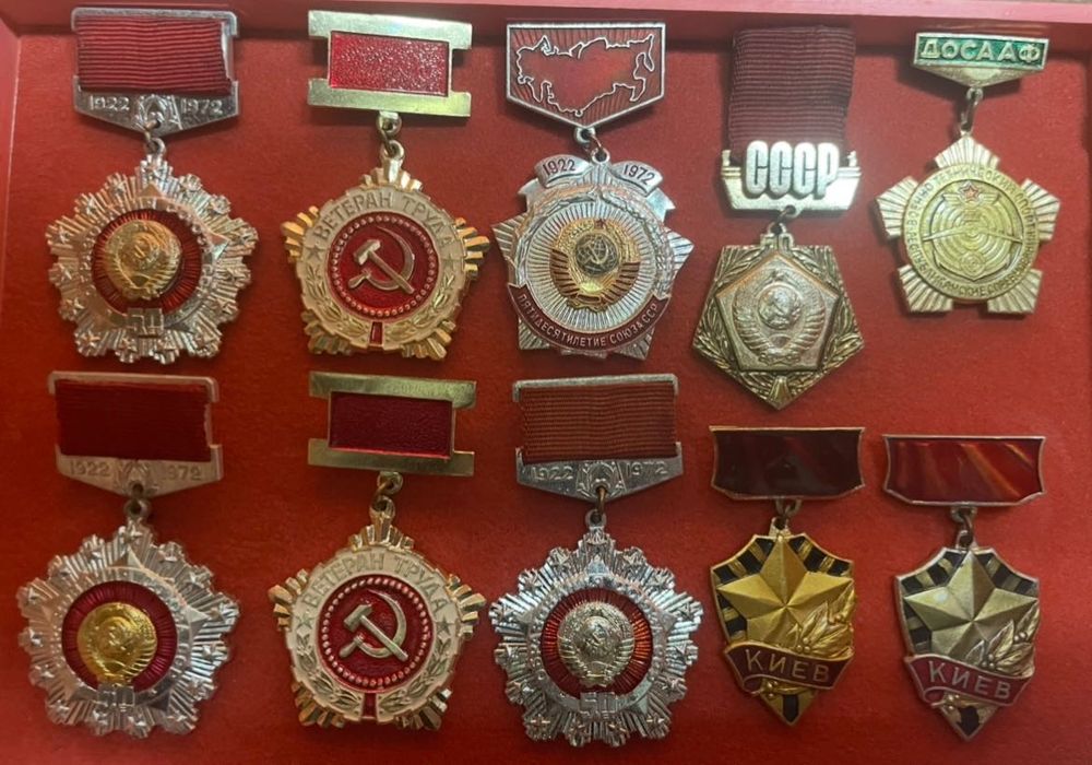 Значки знаки разные ссср много разных смотрите фото