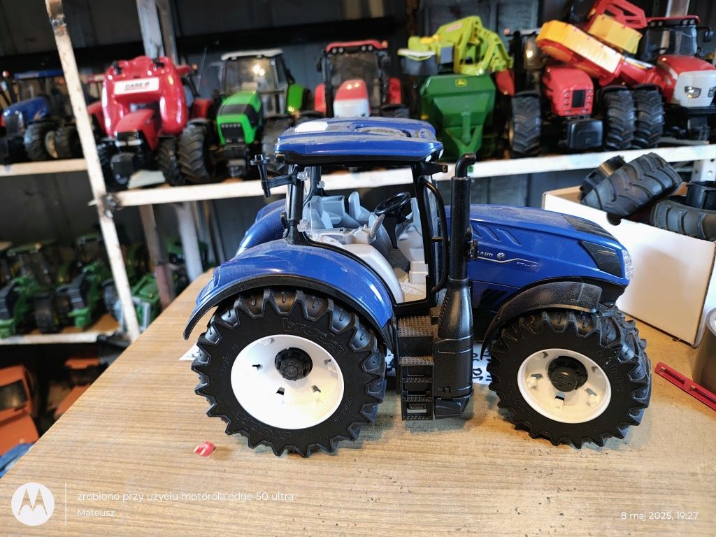 Bruder traktor New Holland