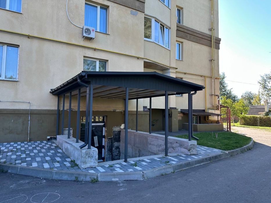 Здається в оренду цьокольне приміщення, окремий вхід з фасаду