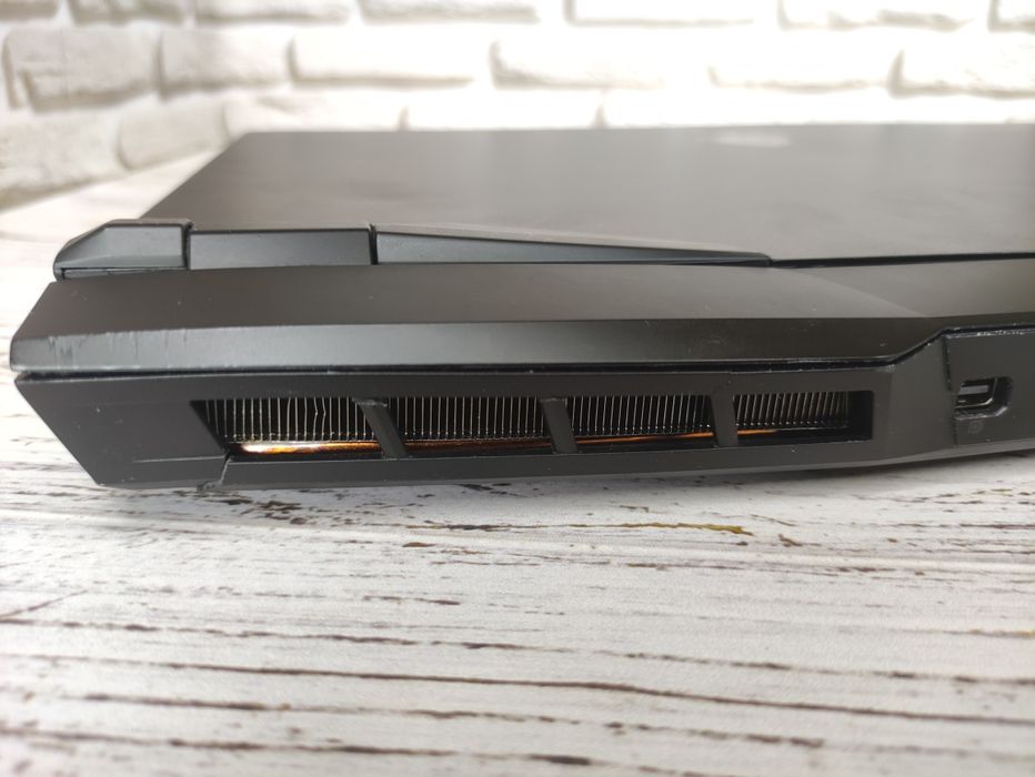 MSI Raider i7-11800H, RTX 3070(140w), 16 RAM, 1TB, 300Hz