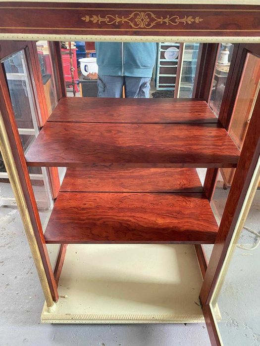 Movel vitrine com pintura em tons de casca