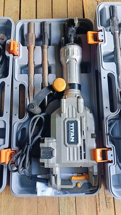 Młot wyburzeniowy Titan udarowy 50J 1700W TTB811DRH 16,4 kg