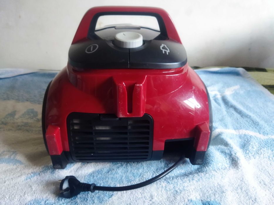 Пылесос Philips с контейнером 2000W.