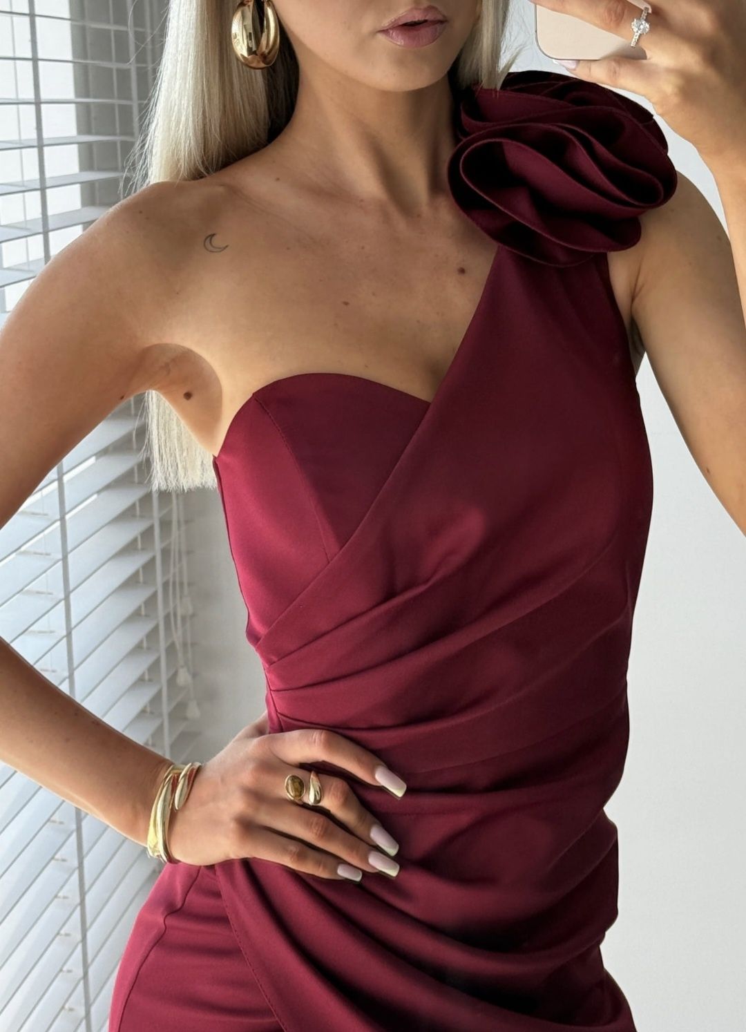 Sukienka maxi na jedno ramie marszczona RUBY bordowa XS