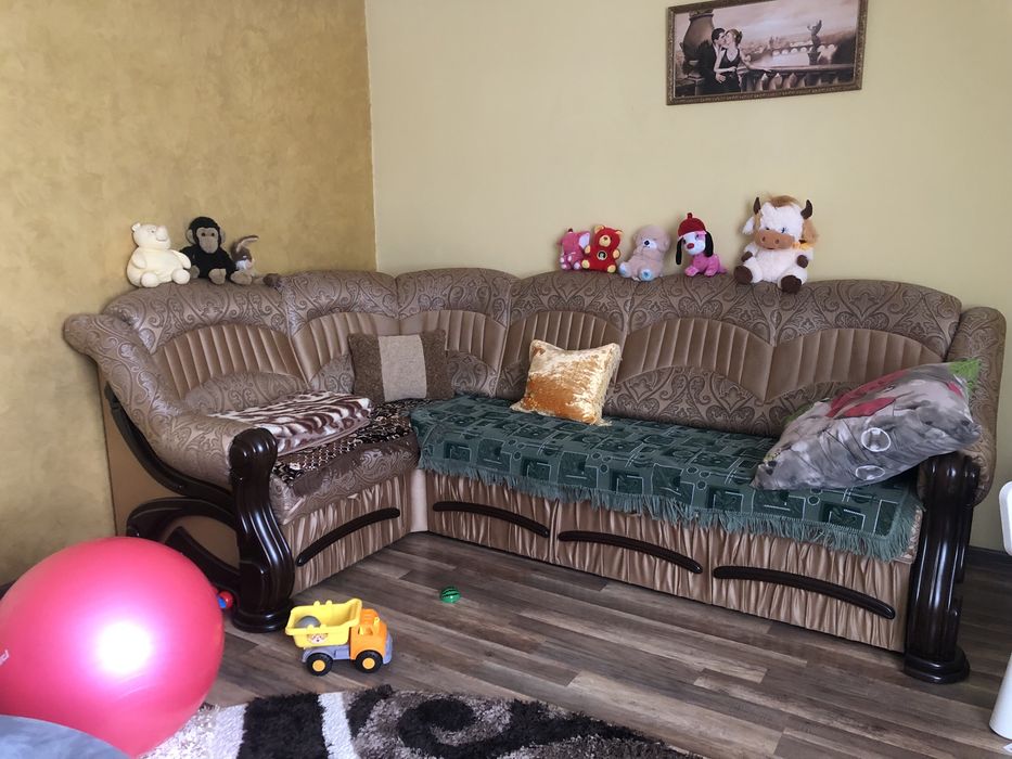 Диван у вітальню