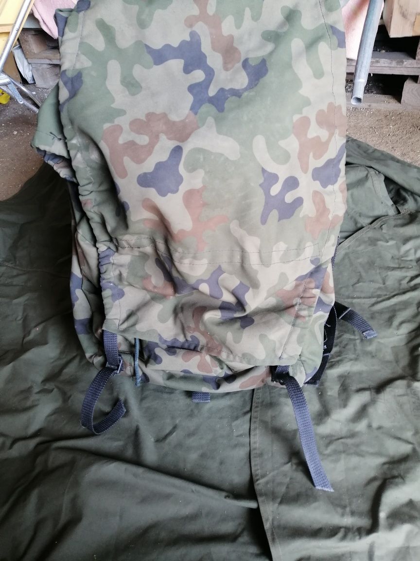 Plecak wojskowy ze stelażem i linką do spinaczki.