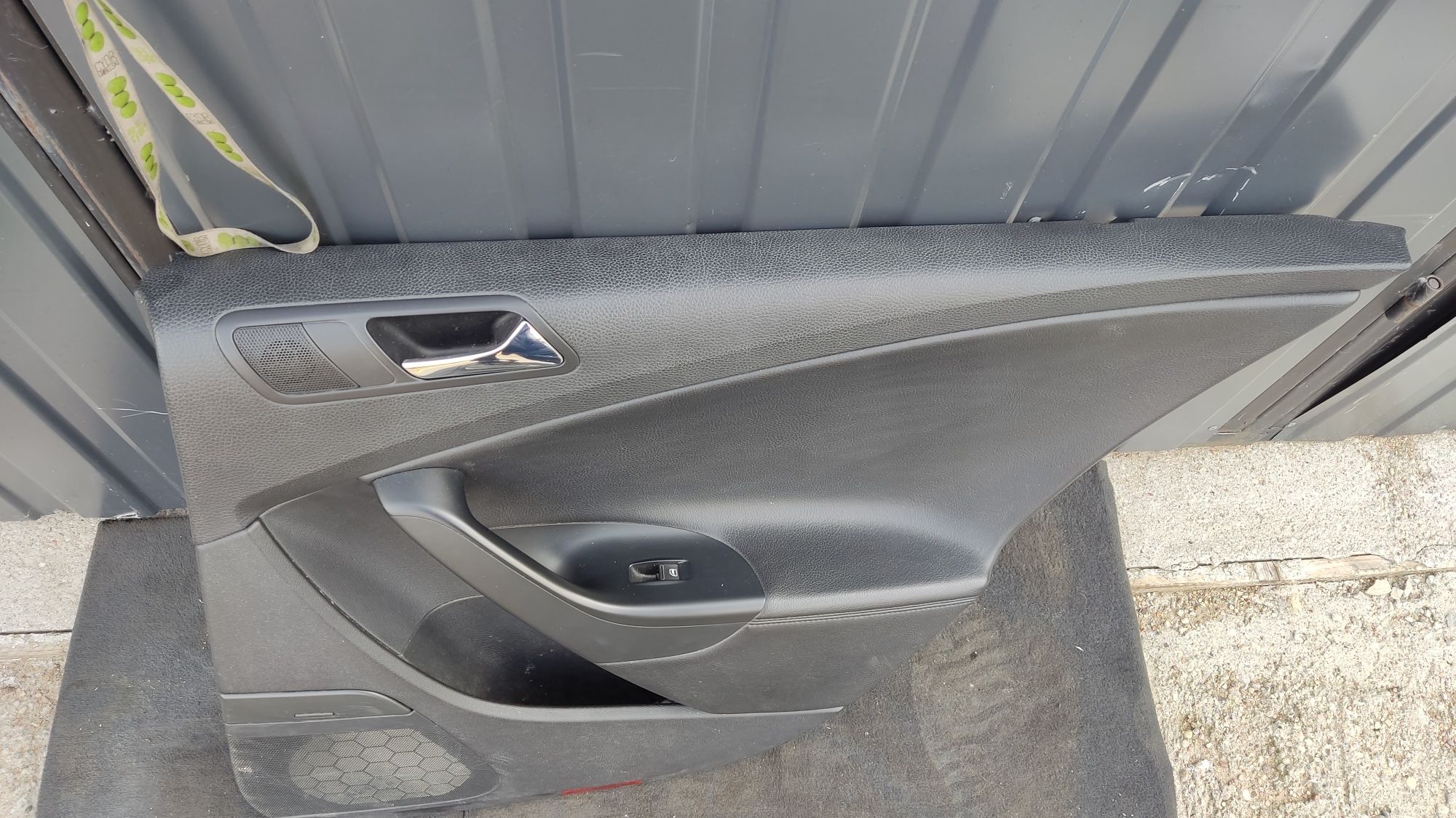 Boczek kompletny drzwi skórzany prawy tył Passat B6 sedan