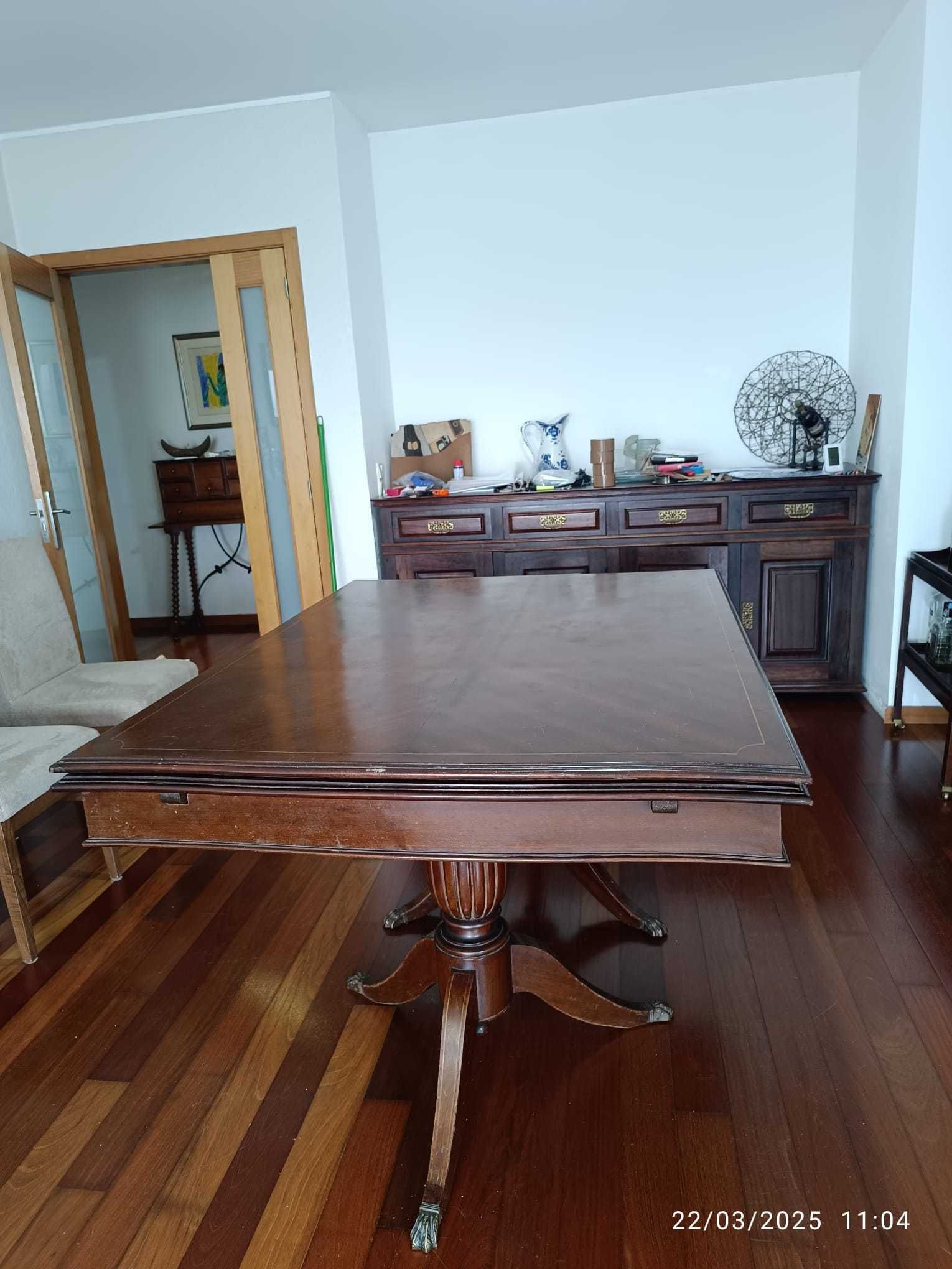 Mesa de jantar em madeira maciça