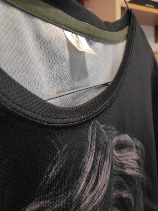 Koszuka z podobizną jokera. Rozm. M.