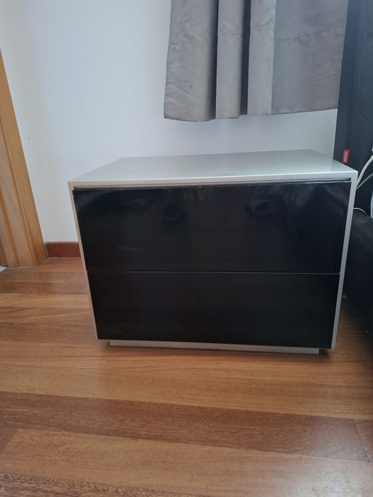 Mobilia de quarto com cama + 2 mesas de cabeceira e 1 cómoda