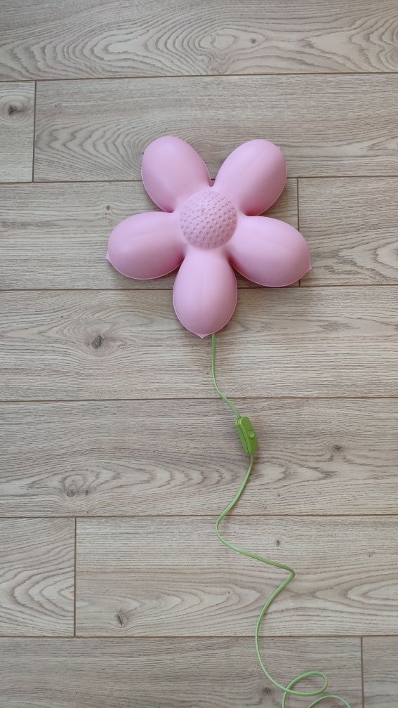Lampka Ikea kwiatek różowa ścienna