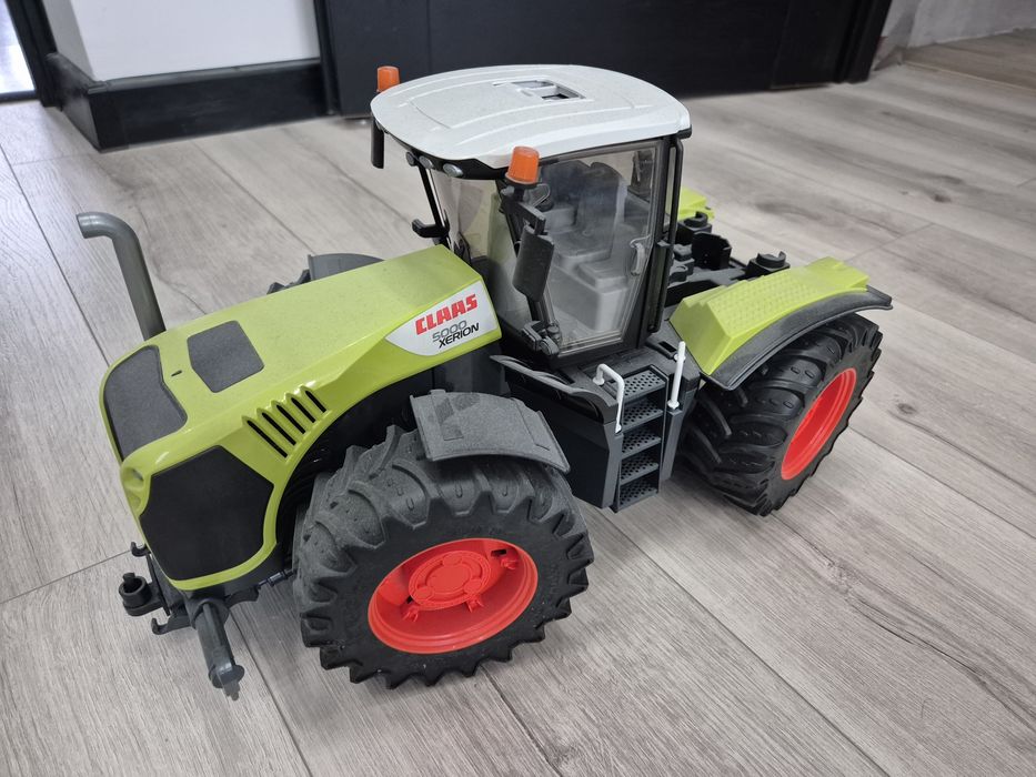 Traktor Claas 5000 Xerion