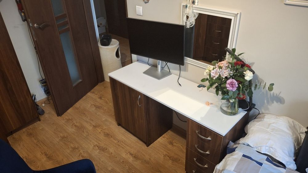 Zestaw mebli do sypialni. Sypialnia. Łóżko. Toaletka. Szafy.