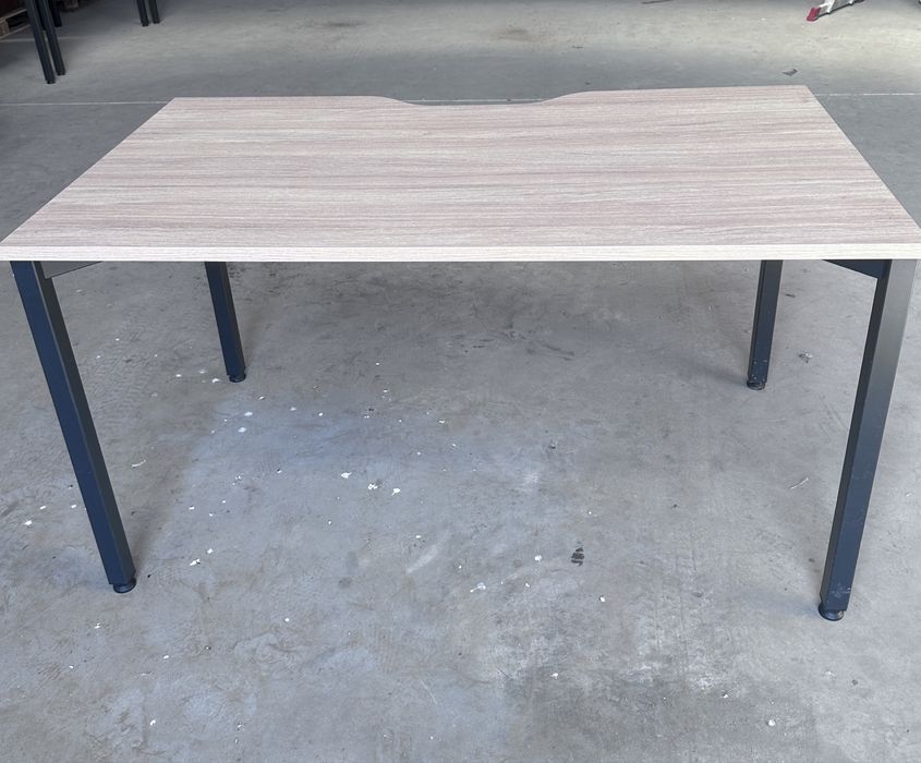 Biurko 140x75x80  uzywane w bardzo dobrym stanie
