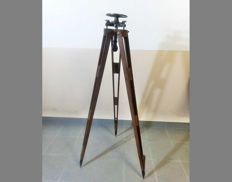 Tripé Vintage Antigo em madeira e bronze