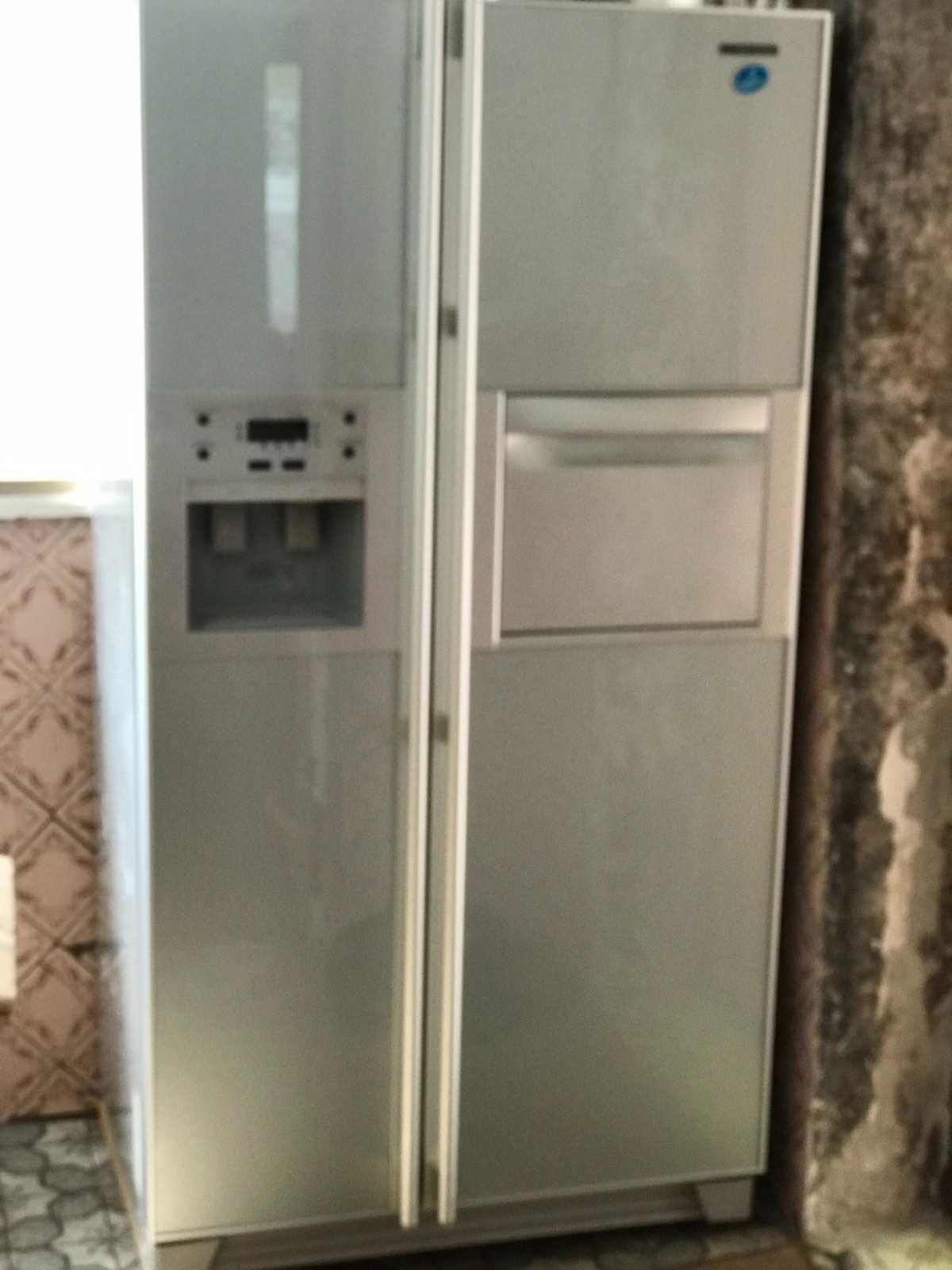 Холодильник  Samsung SR-S20FTLS