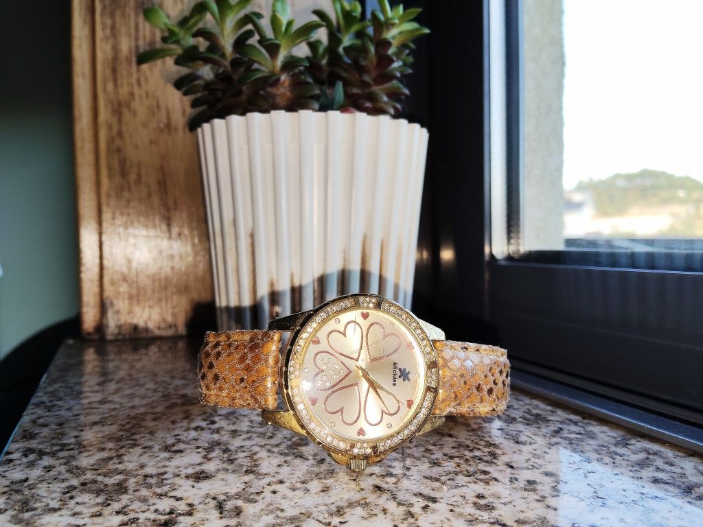 Relógio feminino dourado com brilhos — elegante e único