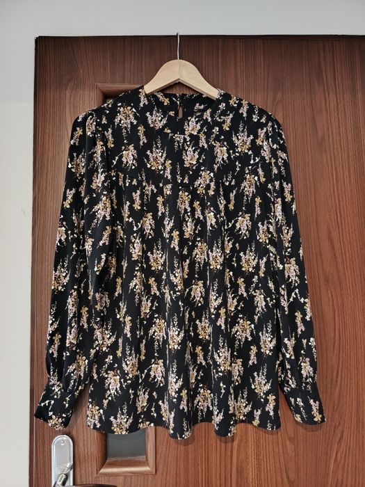 Czarna bluzka z kwiatowym motywem r. XL/XXL 42/44