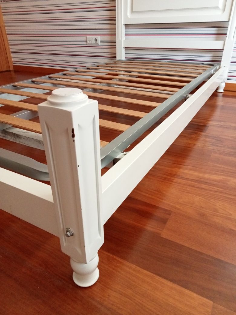 Cama em madeira maciça lacada a branco