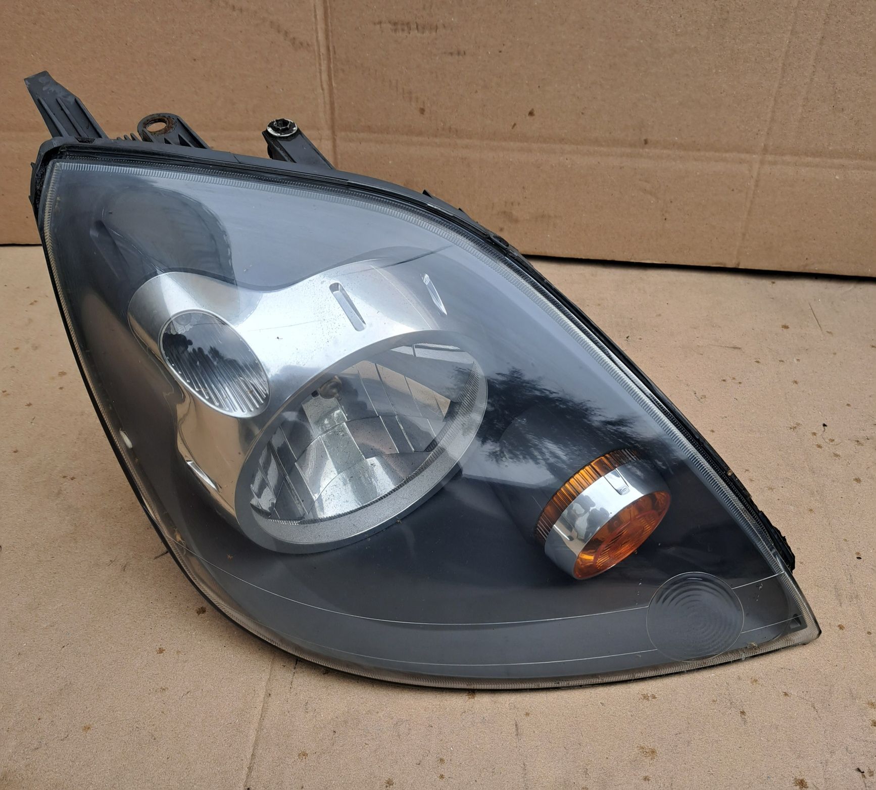 Ford Fiesta Mk6 lift Lampa prawa Europa