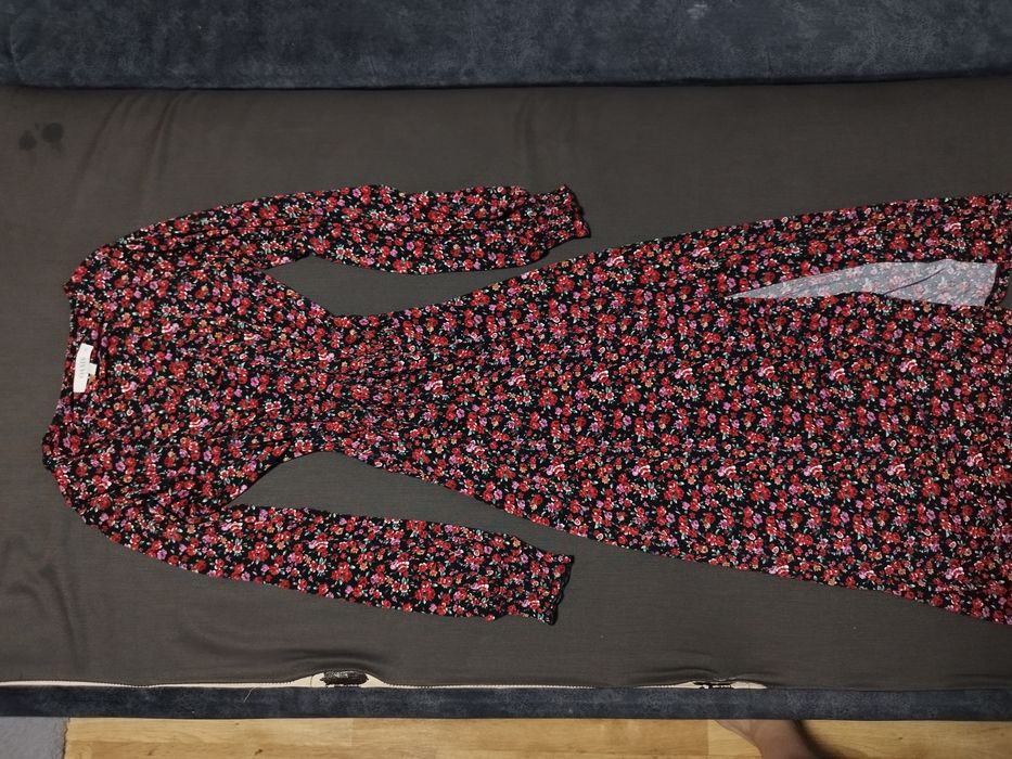 Довга сукня з вирізом