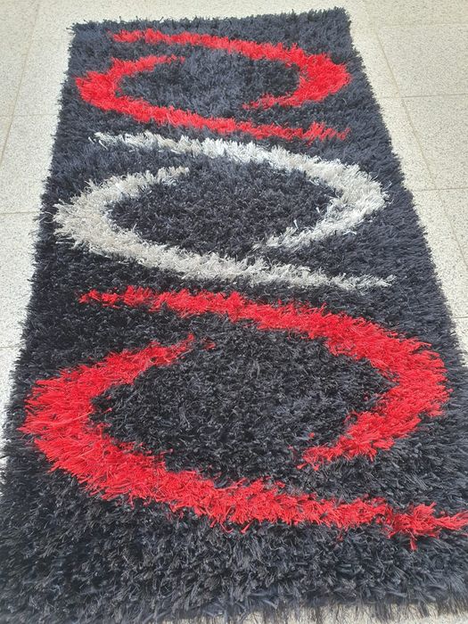 Tapete preto/vermelho/cinza 80x150