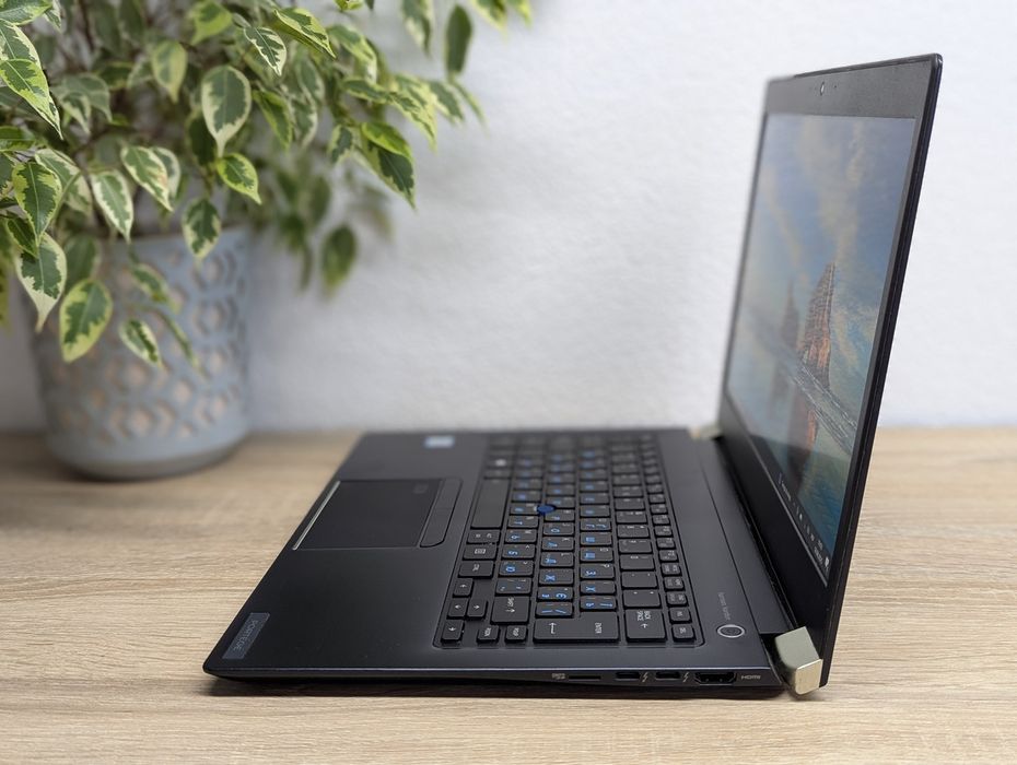 Гарний, стильний ноутбук Toshiba Tecra x30-D. Має сенсорний екран.