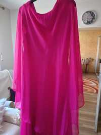 Różowa suknia z peleryną