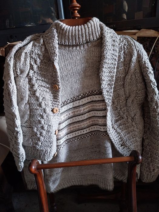 Vendo malha em lã com e sem botões.