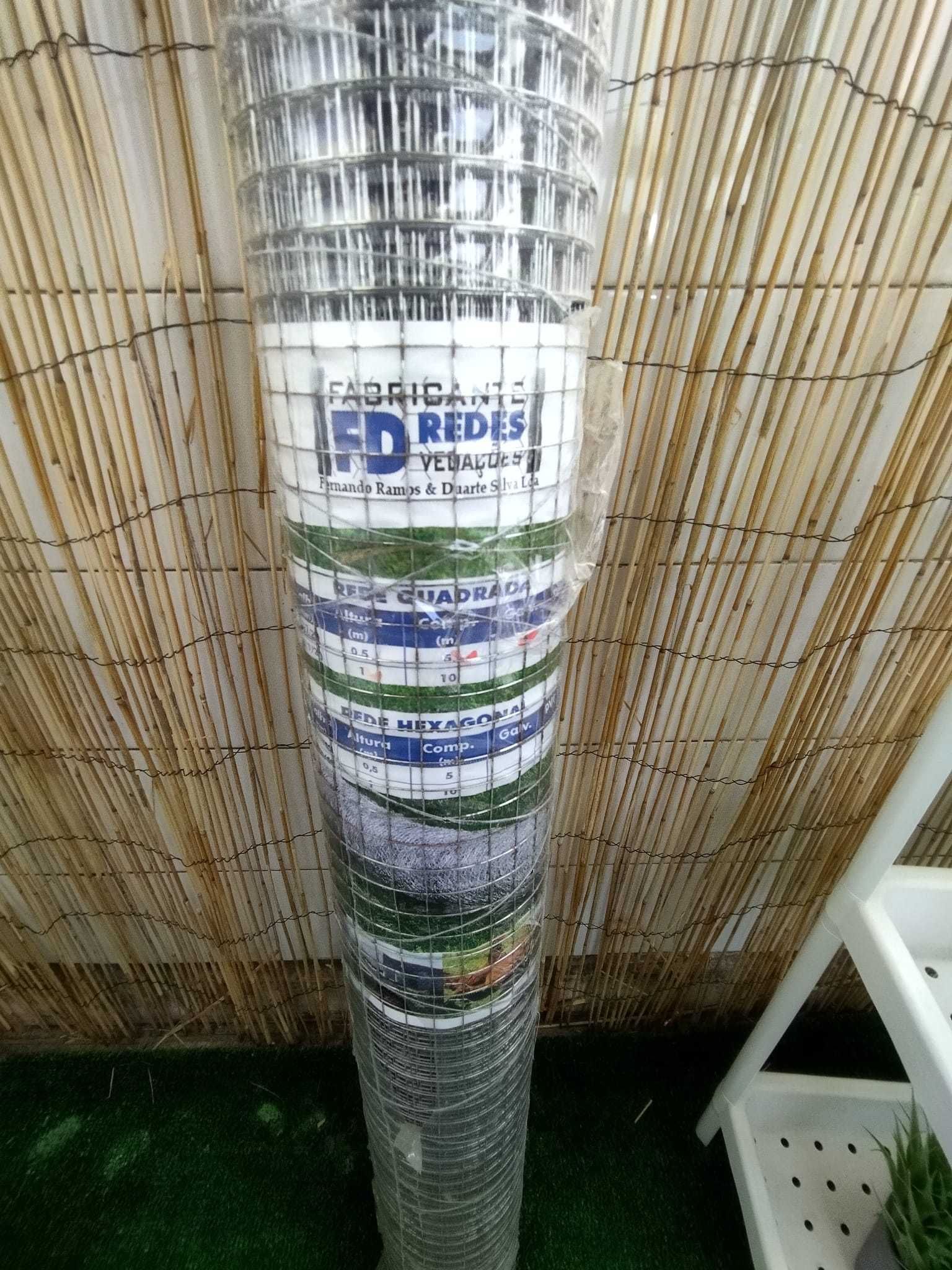 Cerca estilo rede e barrotes de madeira
