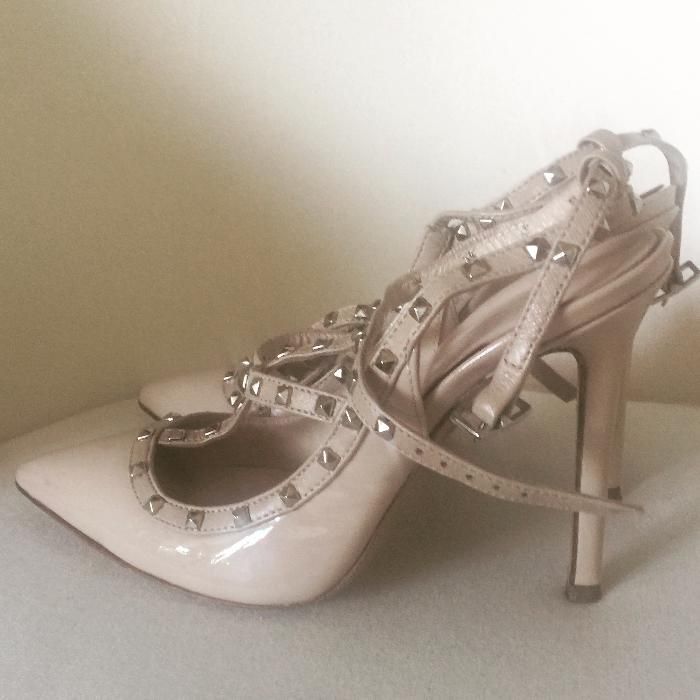 Szpilki ala Valentino Spaziomoda beżowe z ćwiekami r36