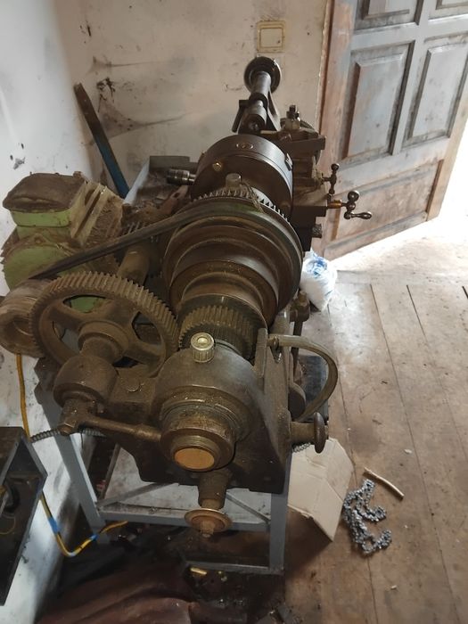 Продам токарний.